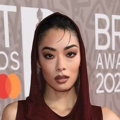 Rina Sawayama pornostar nacktheit galerie