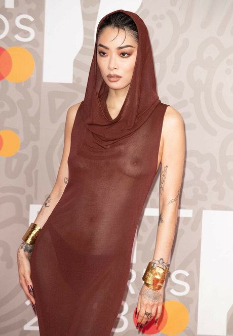 Rina Sawayama hübsche exklusive bilder