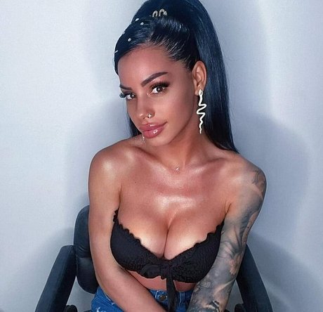 vollbusige brünette onlyfans nacktheit archiv