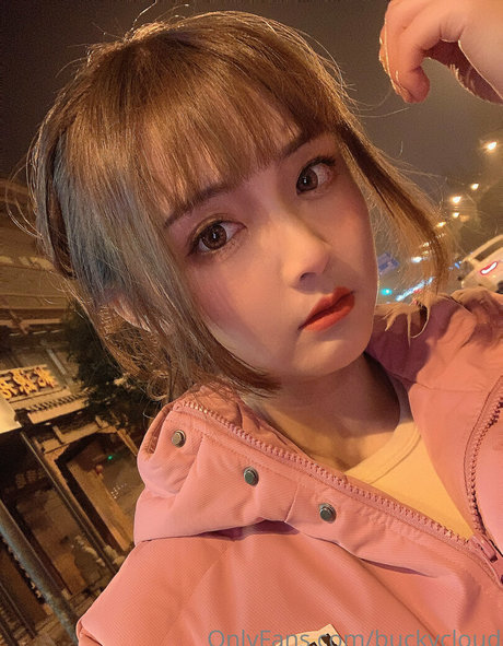 asiatischer squirt onlyfans schöne nackt bild