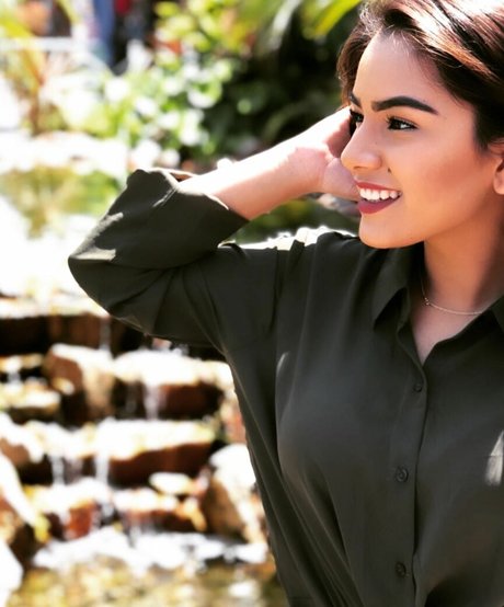 Sukh Bains erotische exklusive foto