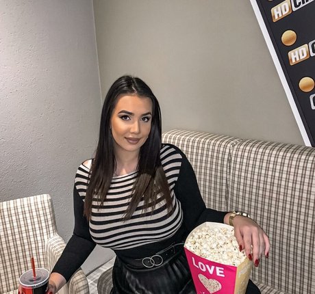 Emina Jahi xxx kunst bilder