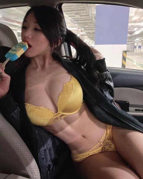 熟女オナニーオンリーファンズ ポルノ 画像