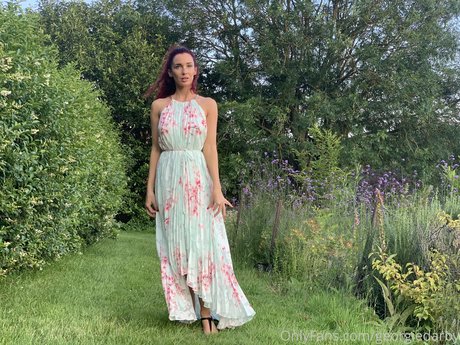 ニューハーフの乗馬オンリーファンズ 美しいヌード 写真