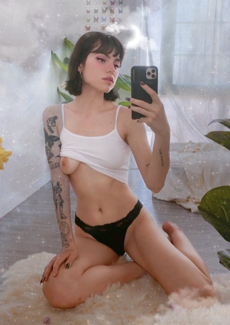 パンツを食い込ませるオンリーファンズ ホット裸 画像