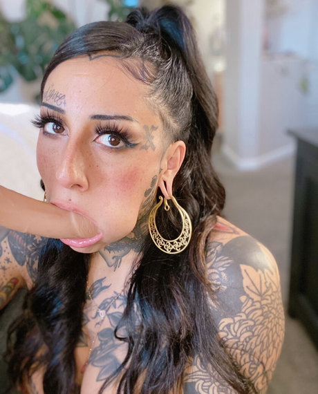 金髪オナニーオンリーファンズ セクシーヌード 写真