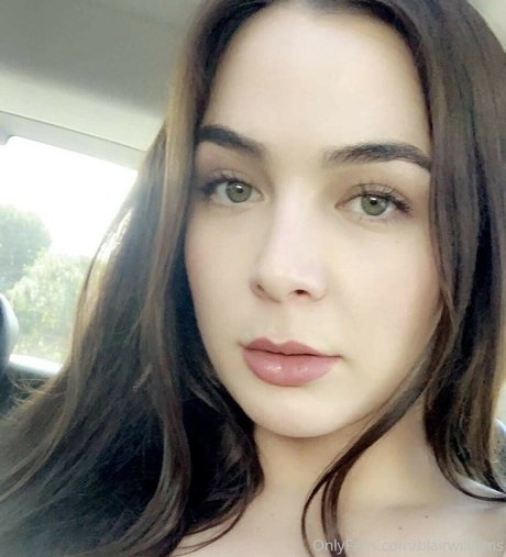 金髪の顔射オンリーファンズ セクシーヌード 写真