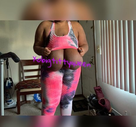 XoBigTittyQueen ホットスター 写真