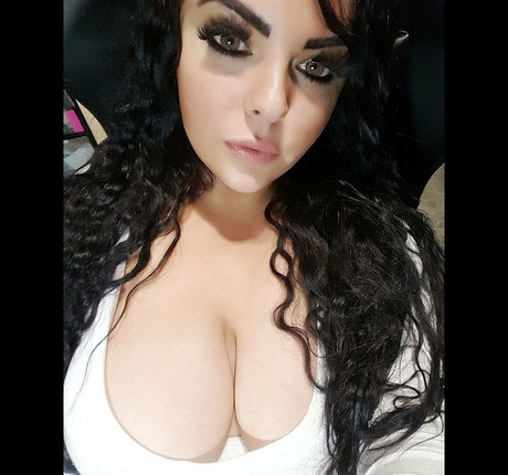 曲線美のランジェリーオンリーファンズ ポルノグラフィック 写真