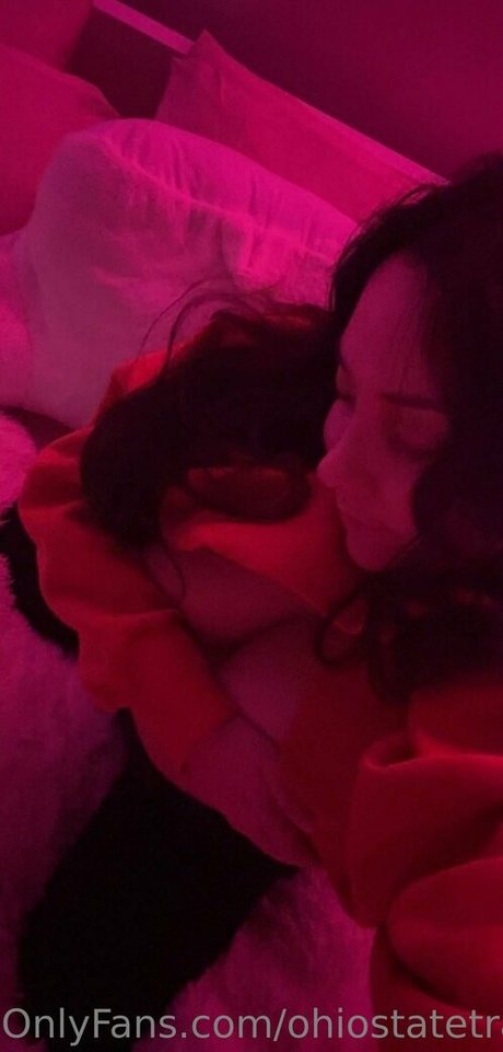 お尻を広げるオンリーファンズ セクシーヌード 写真