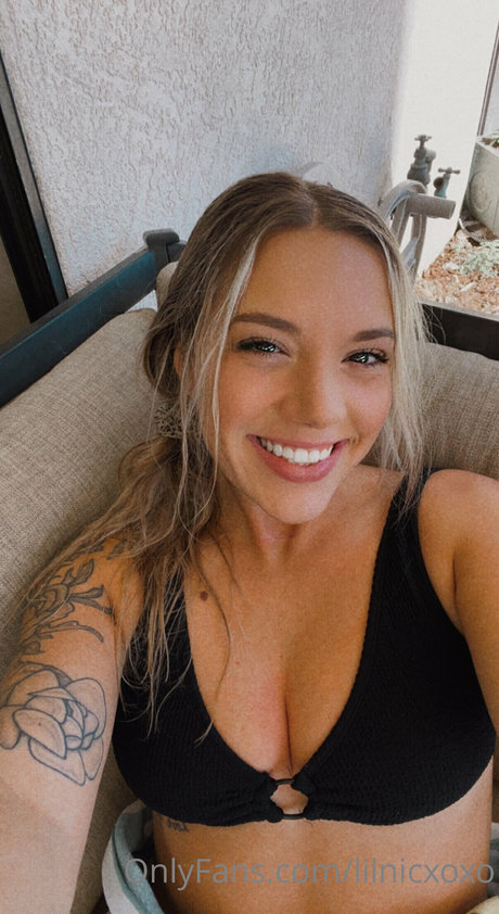 Nicole Stoolfire アート女優 写真