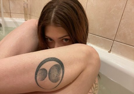 かわいいブロンドのオンリーファンズ 無料アダルト 写真