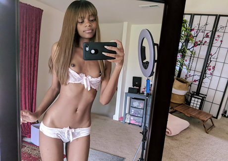 かわいいブロンドのオンリーファンズ セックス 写真