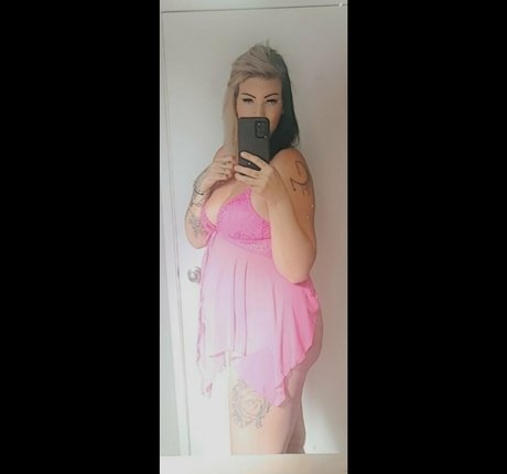 曲線美の女の子オンリーファンズ ホットセクシー 画像