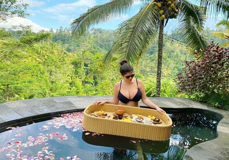 Emily H Barry セックススター ギャラリー