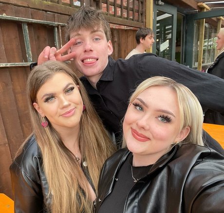 ストリップショー オンリーファンズ セクシー裸 写真