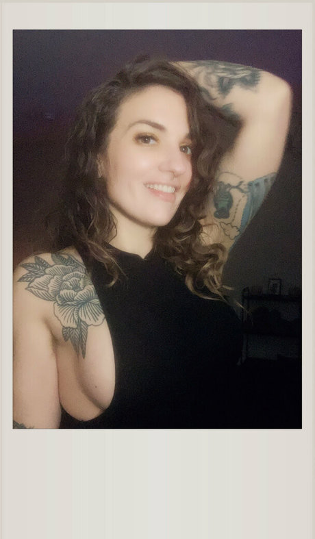 熟女オーガズムオンリーファンズ セクシーヌード 画像