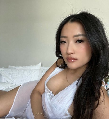 かわいいティーンのオンリーファンズ ヌード 写真