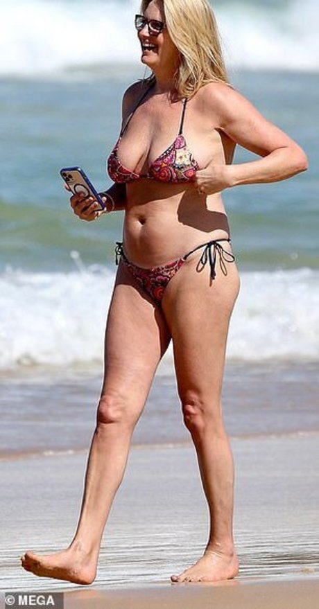 弁護士オンリーファンズ セクシーヌード 写真