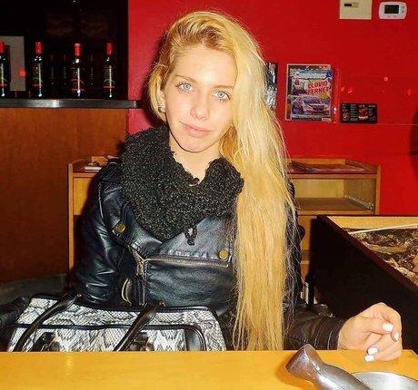 ティーンレズビアンオンリーファンズ ポルノ 写真