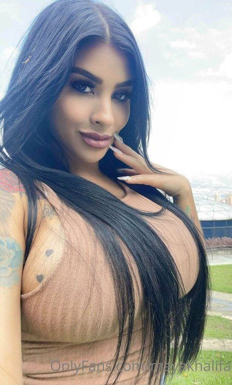 トランス熟女オンリーファンズ アート裸 画像