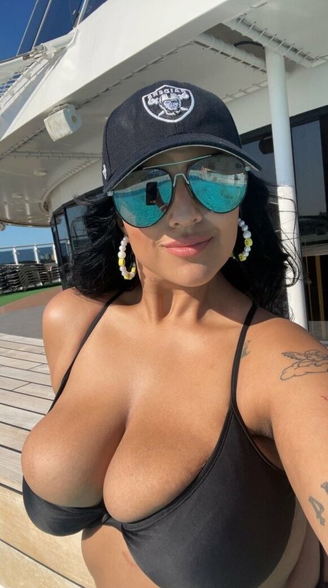 アラブ人妻オンリーファンズ エロチック ギャラリー