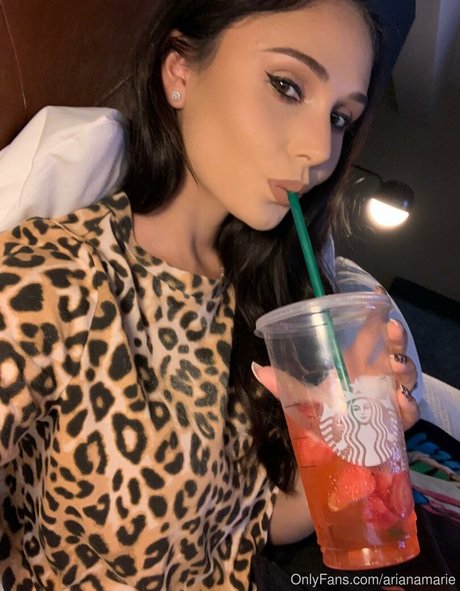 妊娠中のオンリーファンズ 美しいヌード 写真