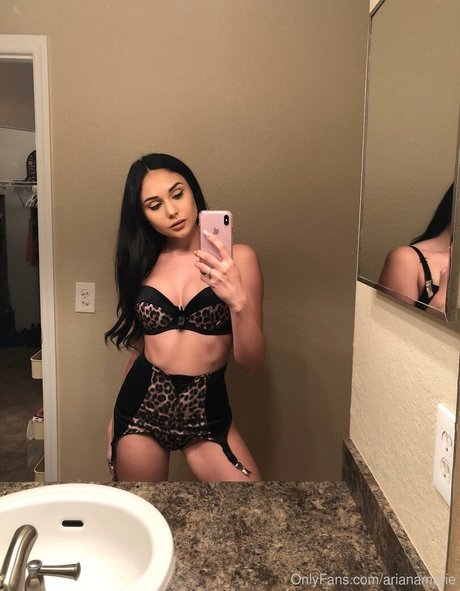 曲線美の女の子オンリーファンズ アート裸 画像