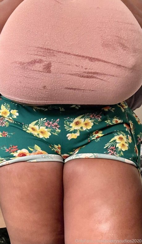 黒髪の熟女オンリーファンズ ホットセクシー 写真