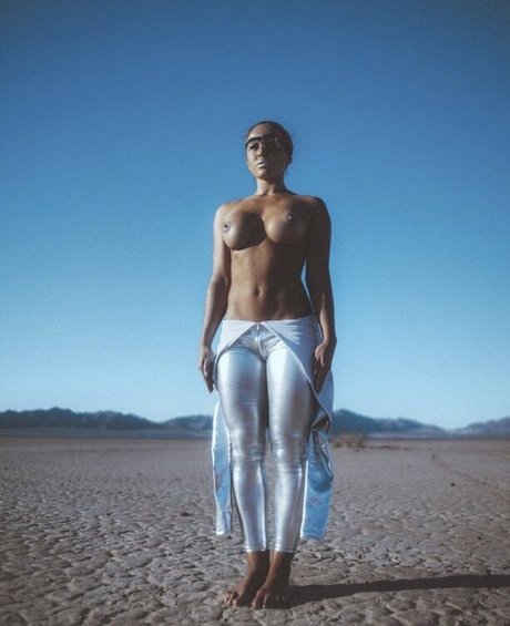 垂れ下がった熟女オンリーファンズ アートヌード 写真