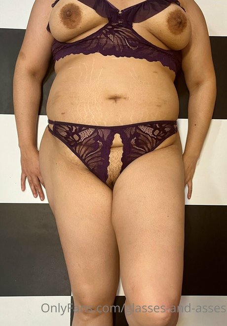 小さいチンポのシーメールオンリーファンズ セクシー裸 写真