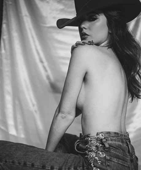 ラテン系のプッシーオンリーファンズ アートヌード 写真