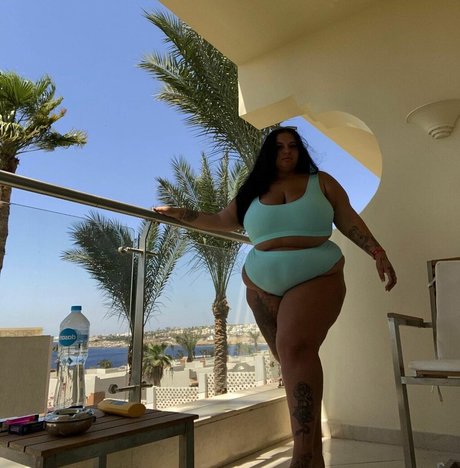 オイルを塗った巨乳オンリーファンズ トップ 写真