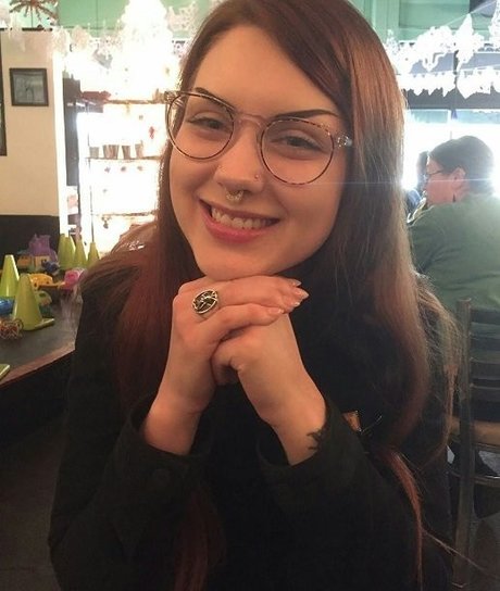 AIガールフレンドオンリーファンズ ポルノ 画像