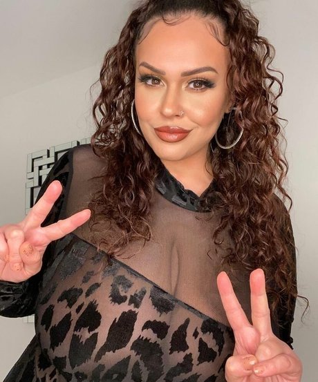 エモな痴女オンリーファンズ 美しいポルノ 写真