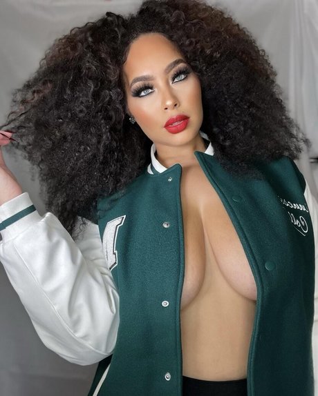 金髪の小人オンリーファンズ エロチック 写真