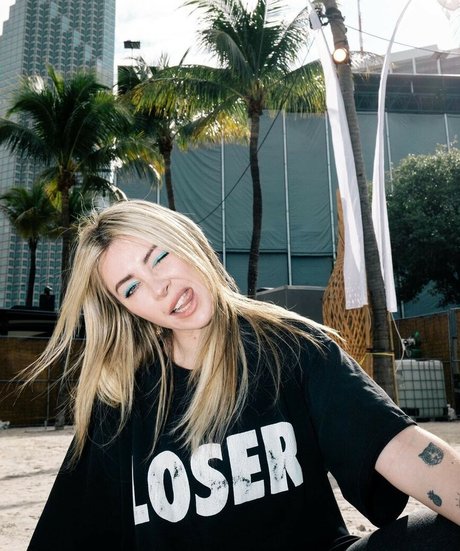 Alison Wonderland 裸のポルノスター 写真