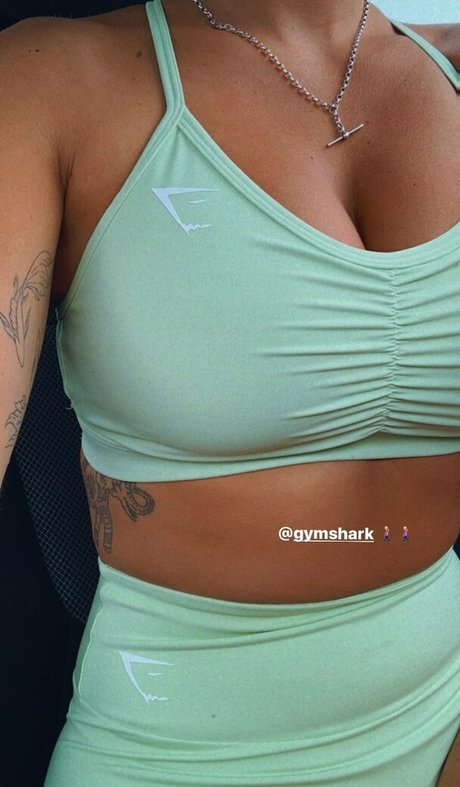 巨乳で痩せているオンリーファンズ エロチック 画像