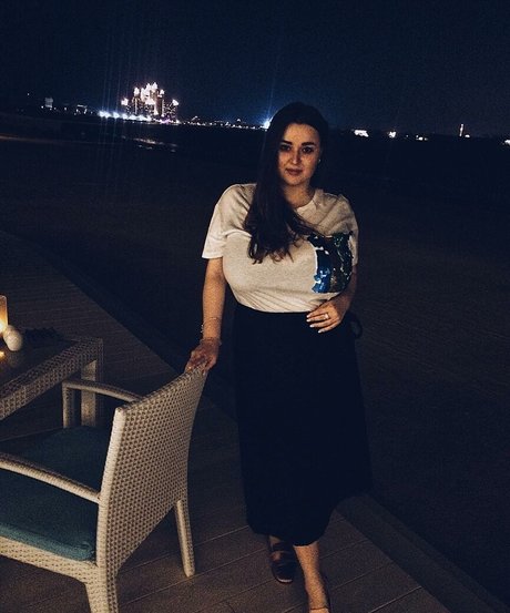 アウトドア 熟女 オンリーファンズ ポルノ 画像