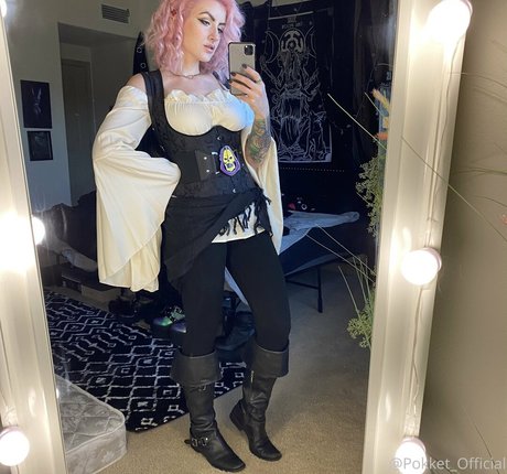 曲線美のブロンドオンリーファンズ ホットポルノ 写真