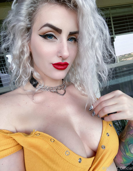 小さなおっぱいオンリーファンズ ヌード 写真