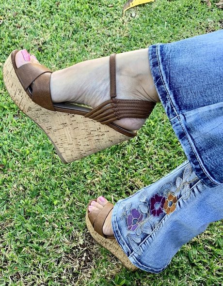 kim kisses foot goddess トップモデル 写真