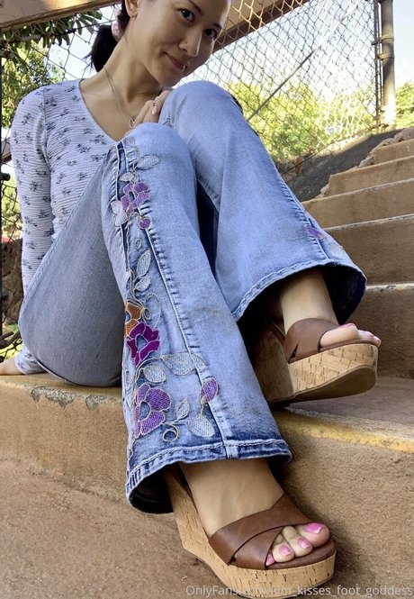 kim kisses foot goddess ポルノスター 美しい ギャラリー