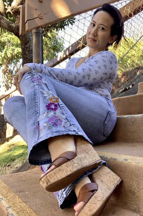 kim kisses foot goddess アートスター 写真