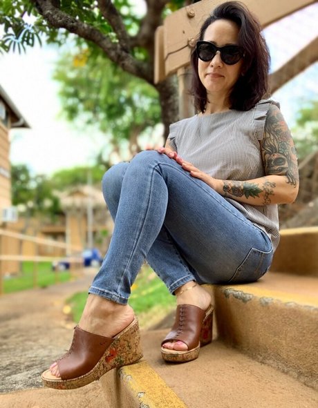 kim kisses foot goddess 無料スター 画像