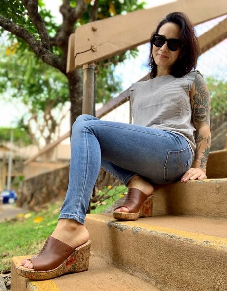 kim kisses foot goddess エロティックなスター 写真