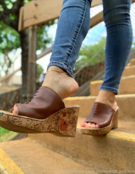 kim kisses foot goddess アダルトスター 画像