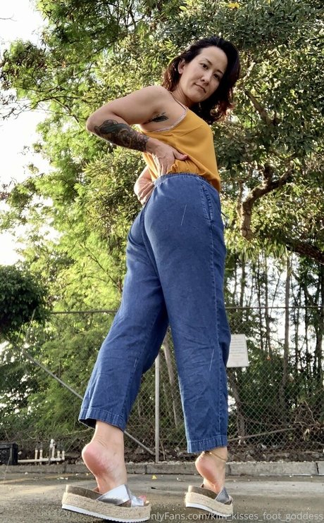 kim kisses foot goddess 高品質のスター ギャラリー