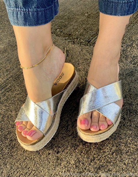 kim kisses foot goddess ヌードモデル 画像