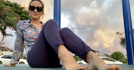 kim kisses foot goddess ポルノモデル 写真